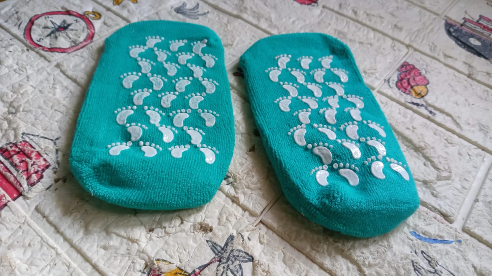 0520 Socks Soft Socks for Repairing and Softening Dry Cracked Feet Skins Comfortable Socks (No Box Packing / Without Gel Socks) 0520 Socks Soft Socks for Repairing and Softening Dry Cracked Feet Skins Comfortable Socks (No Box Packing / Without Gel Socks)
